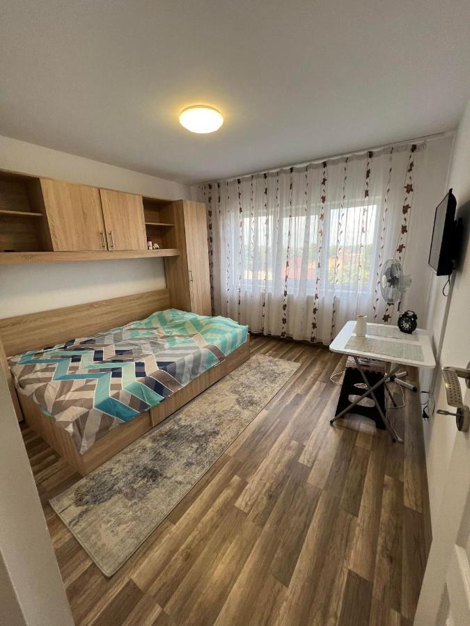 Apartament Cu 2 Dormitoare - Madalina Corabia 外观 照片
